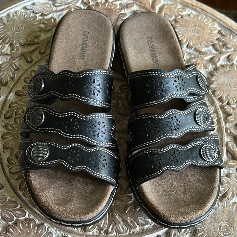 Women’s Cushionaire Sandals Size 8M Brown  Cut Out Design Adjustable EUC